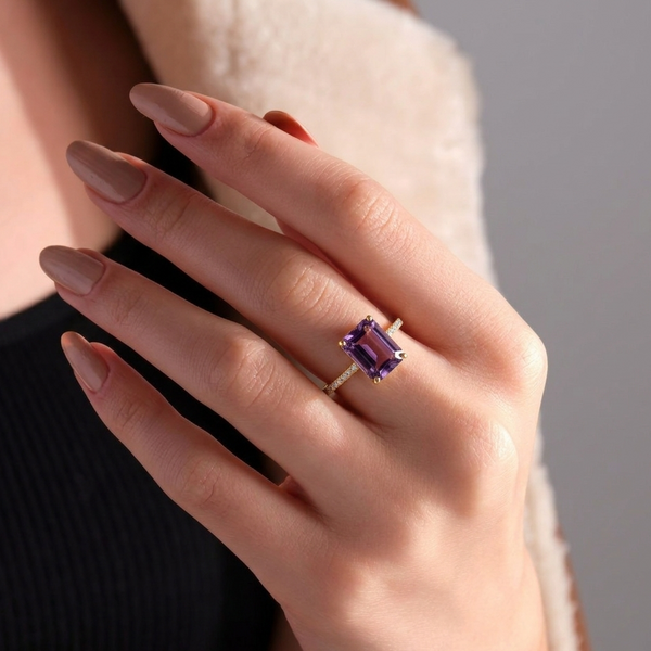 Radiant-Cut Amethyst Ring onGold with Diamond Shoulders